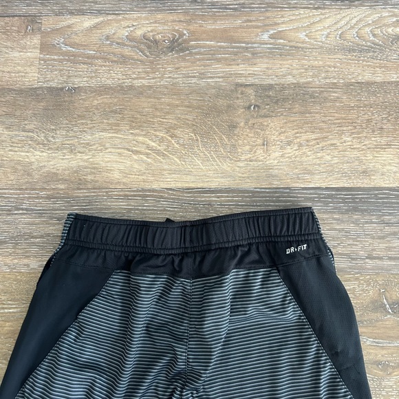 Boys Nike Dri Fit athletic shorts in size L black and grey - Picture 8 of 10